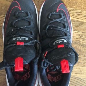 NIKE LEBRON 13 LOW BLACK UNIVERSITY RED - NEW